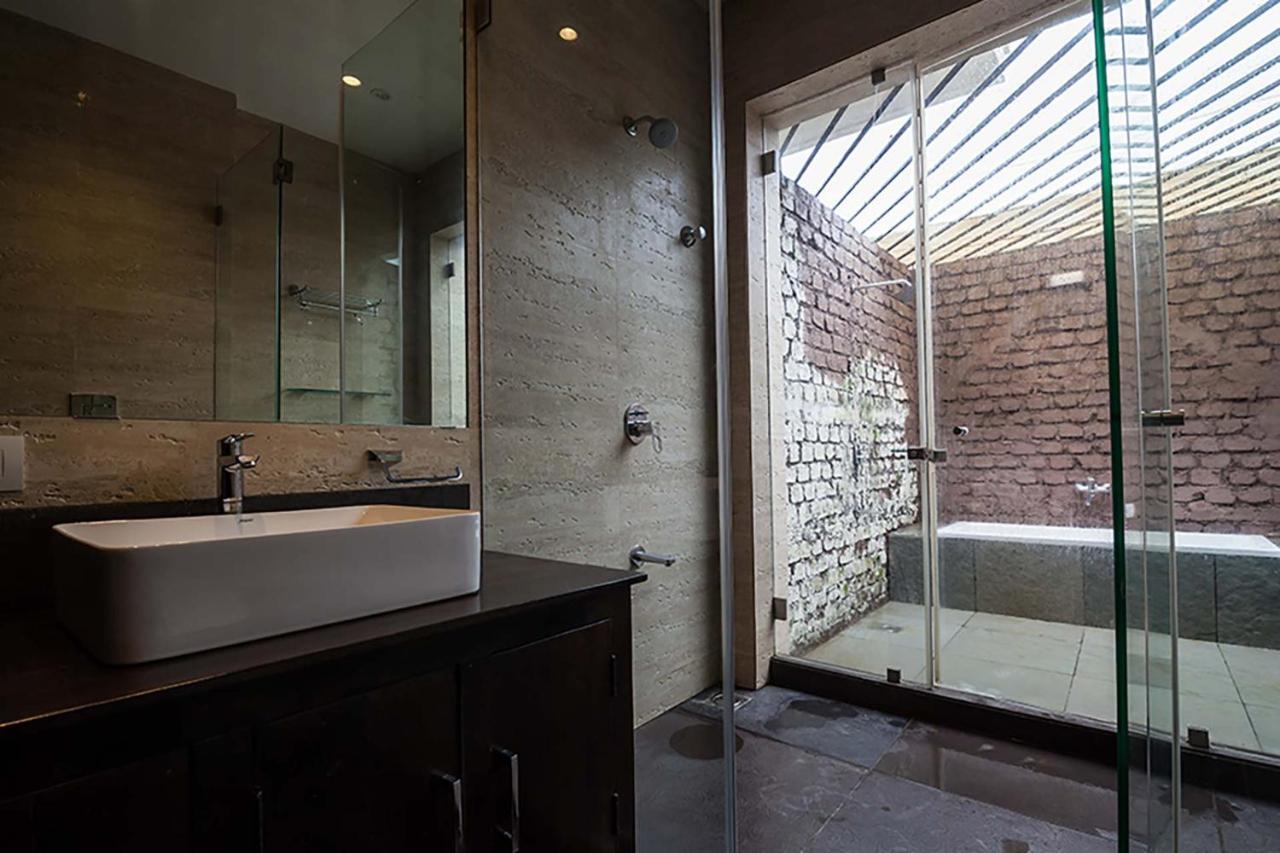 Stayvista'S Shivom Villa 12 - A Serene Escape With Views Of The Valley And Lake 로나발라 외부 사진