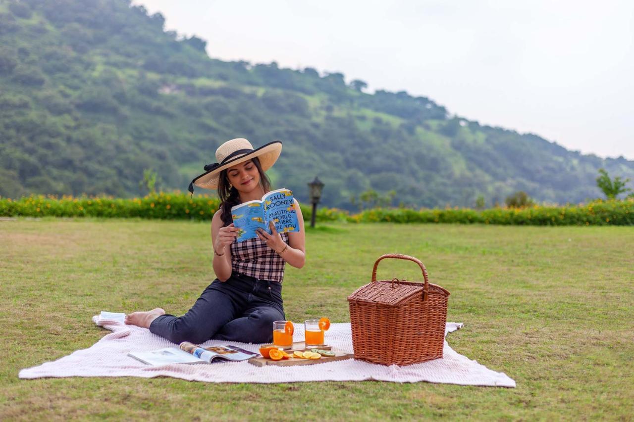 Stayvista'S Shivom Villa 12 - A Serene Escape With Views Of The Valley And Lake 로나발라 외부 사진