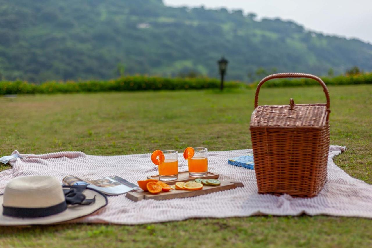 Stayvista'S Shivom Villa 12 - A Serene Escape With Views Of The Valley And Lake 로나발라 외부 사진